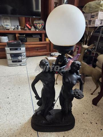 Lampe statue femmes Art Déco avec globe lumineux