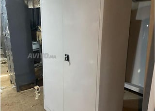 Mobilier Métallique Avec Des Armoire Et Vestiaires
