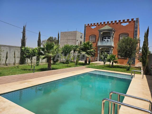 Grande villa 1063 m² avec piscine et jardin - 2