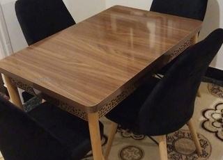 Table à manger de toutes formes et couleurs