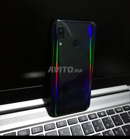 samsung a40 très propre 