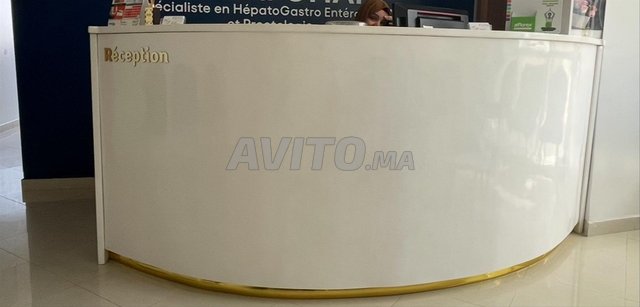 كونتر مصنوع من الخشب الصلب وإضاءة LED