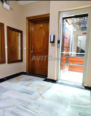 H. standing avec vue magnifique sur l'océan.  - 2