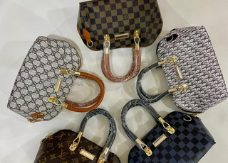 حقائب نسائية جلدية فخمة.