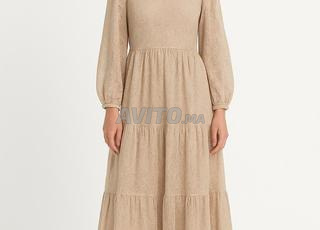 Robe élégante en dentelle beige 