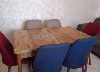 une table a manger avec 6 chaises en trés bon état