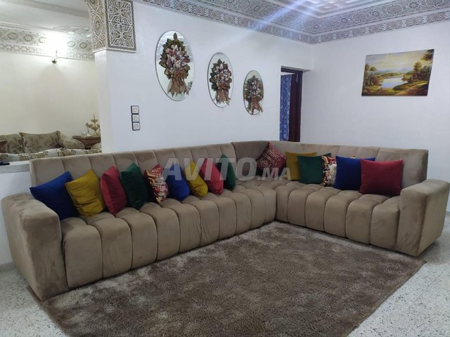 salon canapé en L avec tapis et décoration