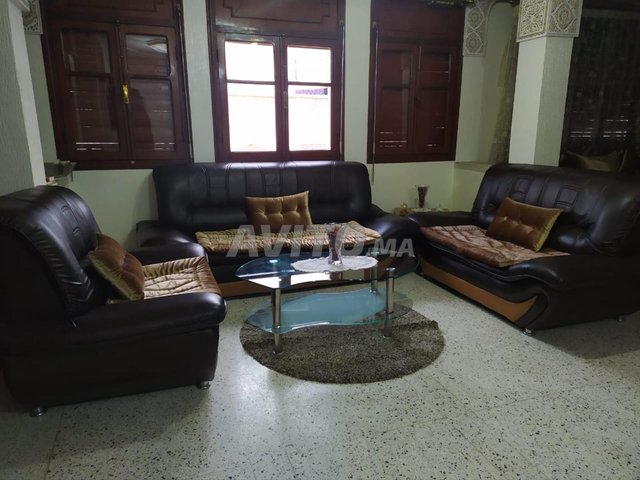 canapé cuir en U avec tapis et table basse