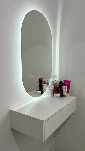 Coifeuse avec  miroir oval et étagère 