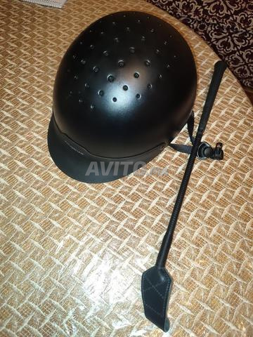 casque équitation randonnées et cravache 