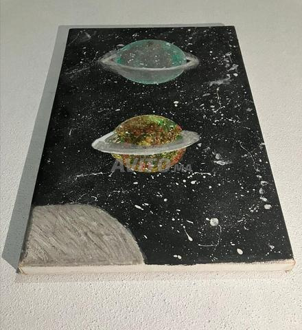 هذه الصورة هي لوحة فنية مرسومة على قماش (Canvas).