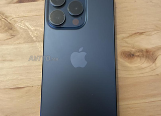 iPhone 15 Pro 256GB Bleu Titanium très bon état