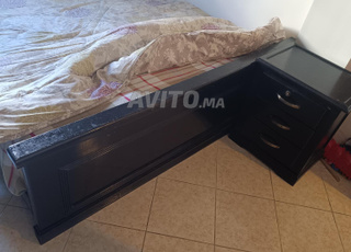 Grand lit avec 2 chevets un commode en bois chêne