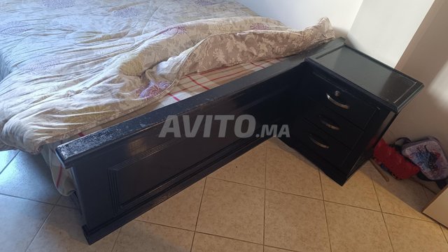 Grand lit avec 2 chevets un commode en bois chêne