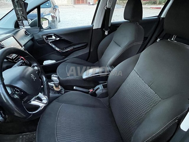 PEUGEOT 208 White edition 