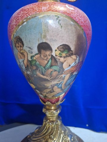 une carafe décorative, cruche, avec des ornements 