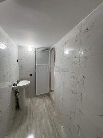 محل تجاري كبير مجهز للبيع في مرتيل