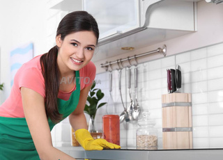 عاملة منزلية بدوام كامل أو جزئي