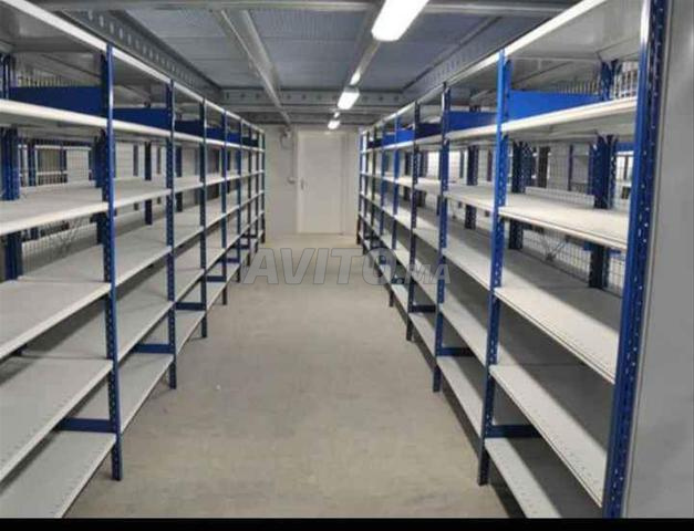 Rayonnage métallique léger avec fond et parois 