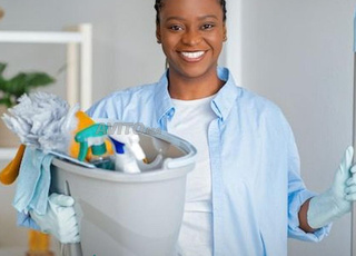 Femmes de ménage prêtes à travailler