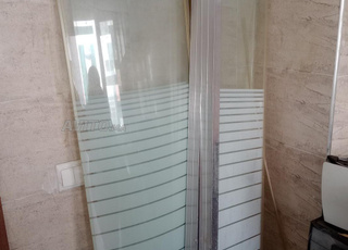 porte douche et lavabo