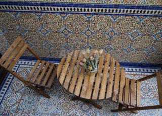 table ronde en bois massif avec les chaises