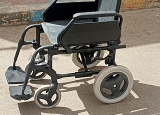 🦽 Chaise roulante pratique et confortable  