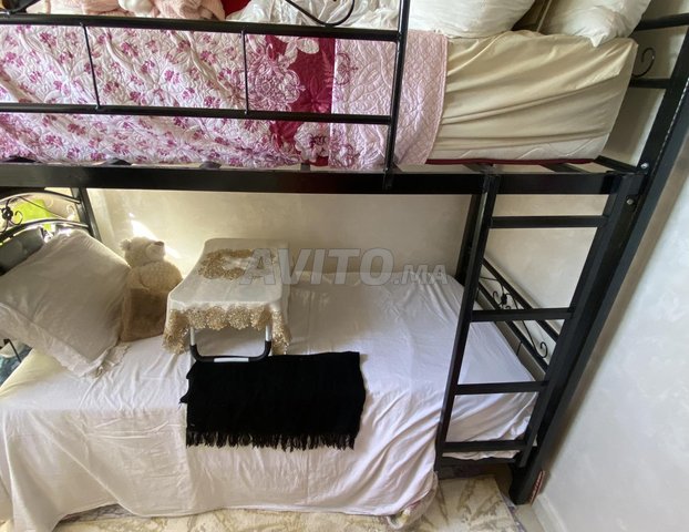 deux lits superposés en métal