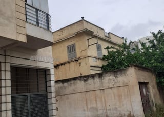 فيلا قديمة للبيع  والموقع جيد وسد المدينة