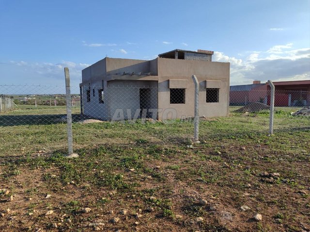 بقعة أرضية مساحتها 2500 فيها منزل معد السكن