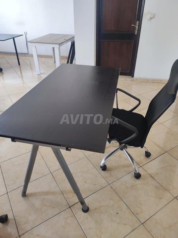 8 bureau et 5 chaises et table reunion de 6 prs