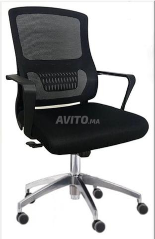 Chaise de bureau avec têtière en simili cuir dispo