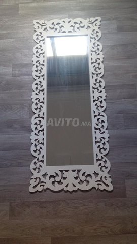 Miroir élégant avec 2 étagères murales blanches  