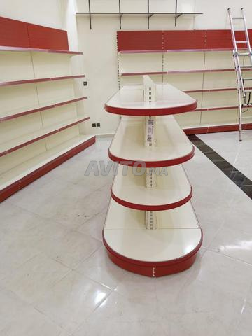 وحدات عرض مركزية وجدارية للمتاجر الكبرى والبقالات والمحلات التجارية