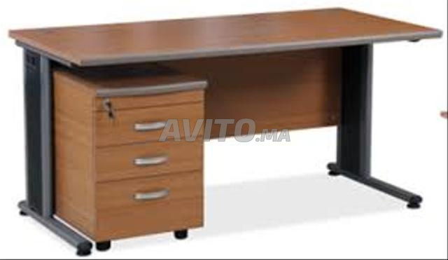 Bureau avec retour et caisson et 3 chaises dispà