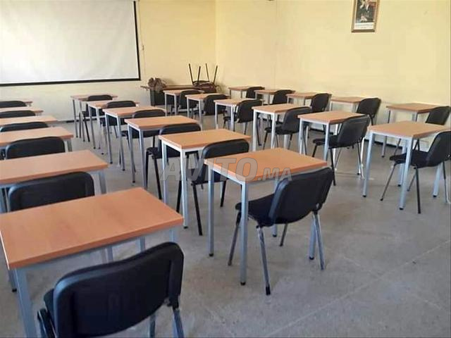Tables scolaires avec les chaises