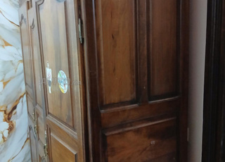 armoire en bois rouge 3 portes