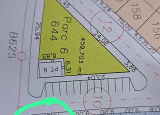 Terrain commercial enregistré avec deux façades et deux étages à vendre