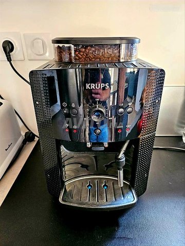 آلة قهوة وحليب كروبس في حالة جيدة جداً