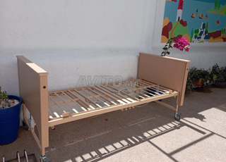 Lit médicalisé avec matelas anti escarres