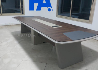 Table de réunion avec les chaises de luxe