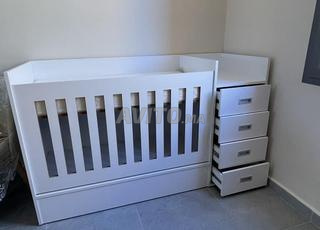 سرير طفل قابل للتعديل مع خزانة وسحب مدمجة