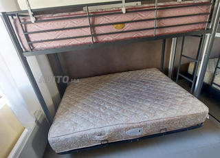 un lit de deux étages