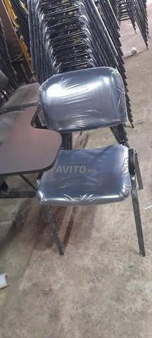 Les chaises ISO avec écritoires