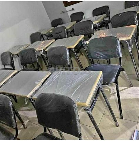 طاولة وكرسي شبه معدني ومصنوع من القماش