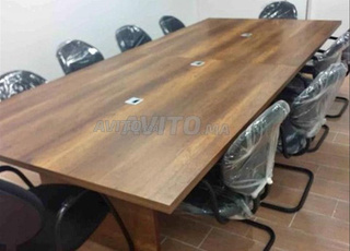 Table compatible avec chaises de réunion