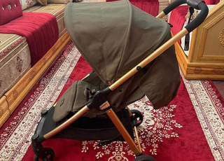 عربة أطفال ماركة إيطالية شبه جديدة