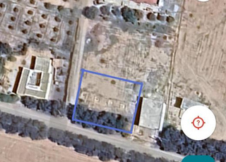 Terrain titré au bord de la mer