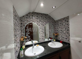 villa avec jardin, terrasse et balcon