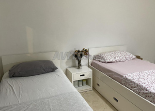 1 Lit, 1 matelas, 1 table de nuit